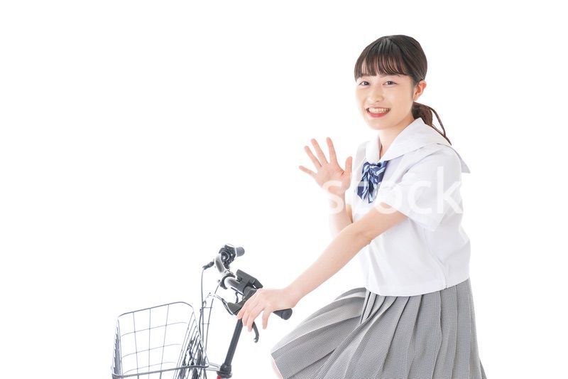 自転車通学をする若い女子学生
