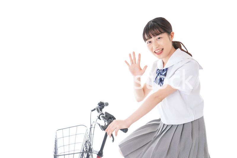 自転車通学をする若い女子学生