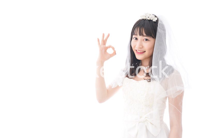 OKサインをするドレス姿の花嫁