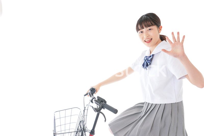 自転車通学をする若い女子学生