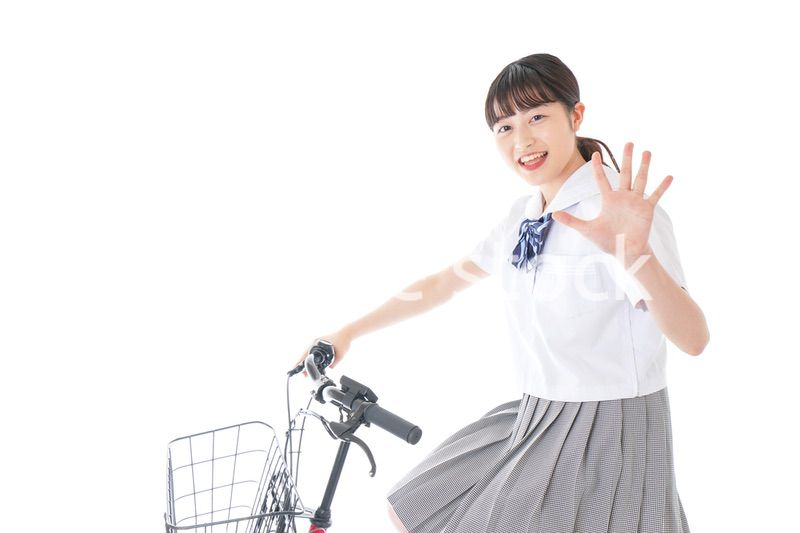 自転車通学をする若い女子学生