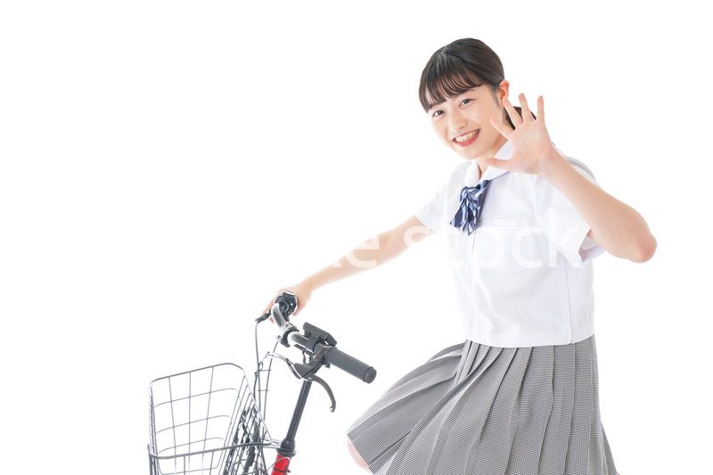 自転車通学をする若い女子学生