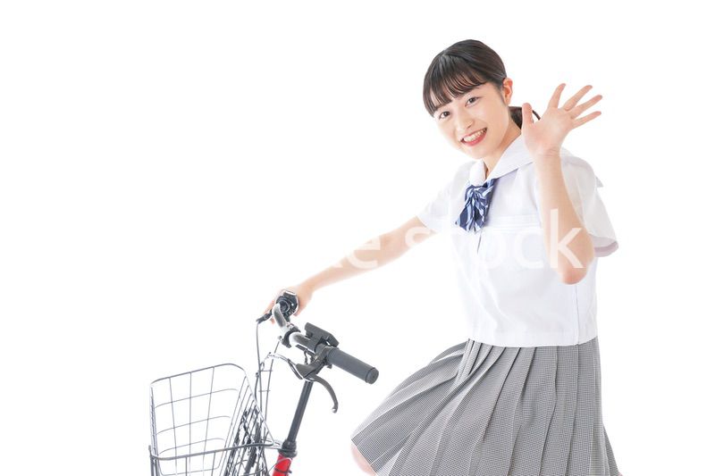 自転車通学をする若い女子学生