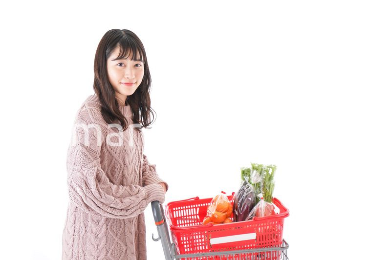 食料品の買い物をする若い女性