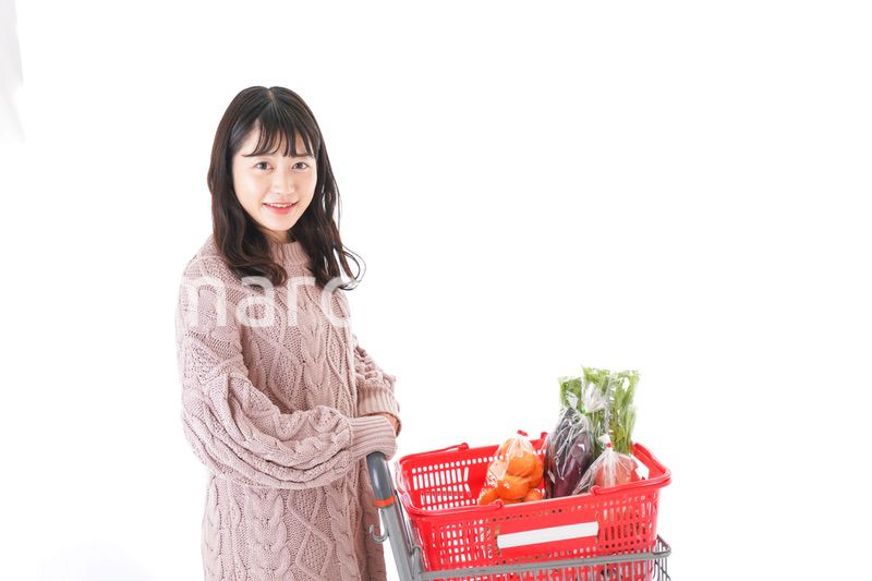 食料品の買い物をする若い女性