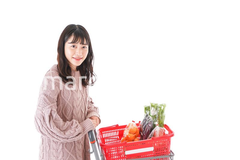 食料品の買い物をする若い女性