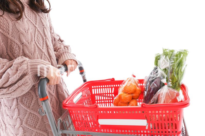 食料品の買い物をする若い女性