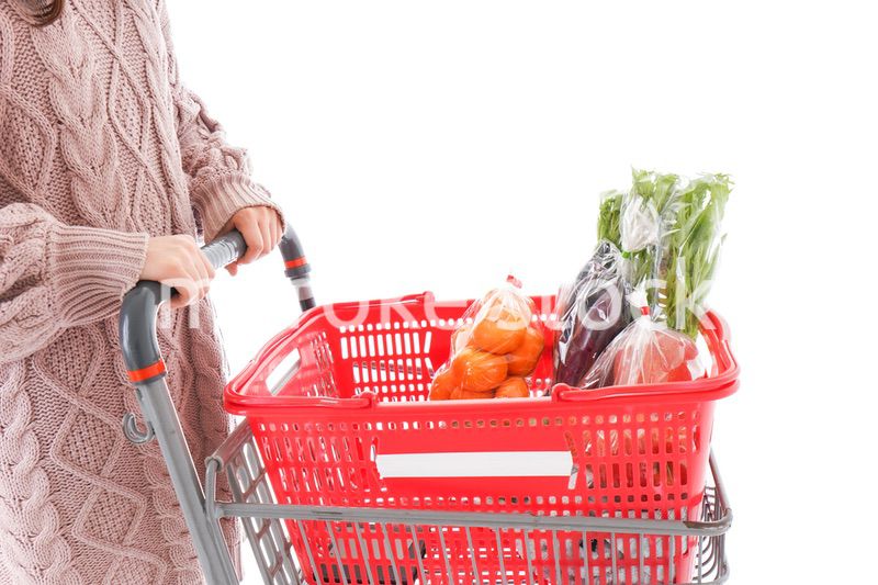 食料品の買い物をする若い女性
