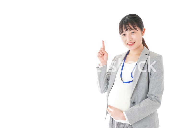 指をさす妊娠中のビジネスウーマン