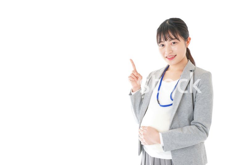 指をさす妊娠中のビジネスウーマン