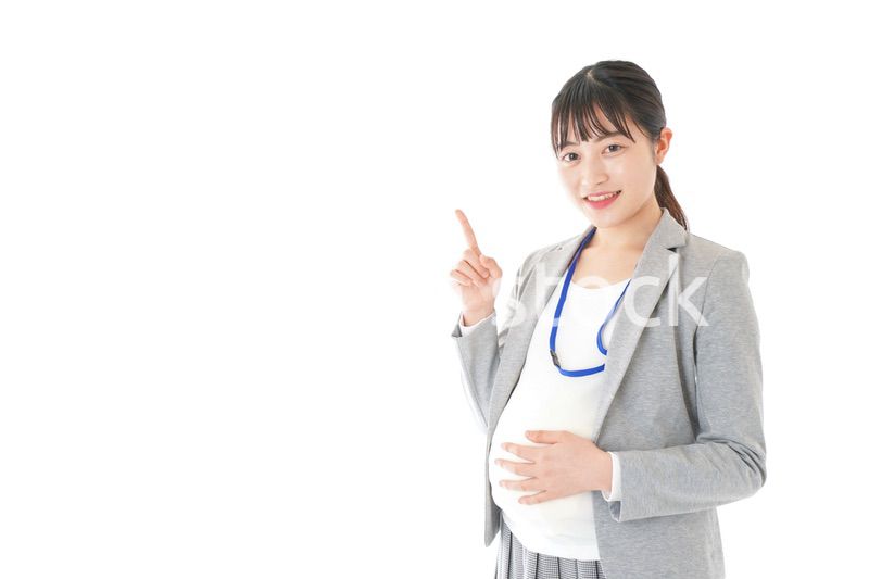 指をさす妊娠中のビジネスウーマン