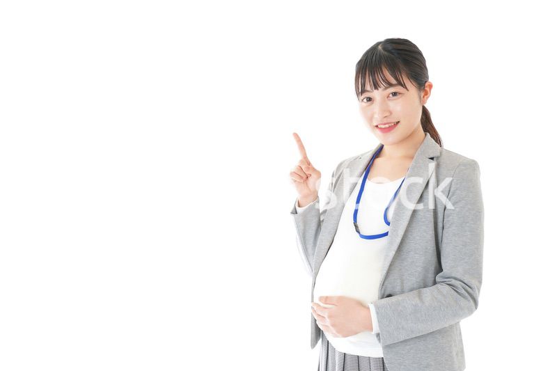 指をさす妊娠中のビジネスウーマン