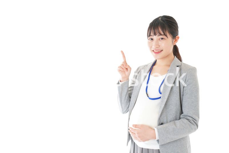 指をさす妊娠中のビジネスウーマン