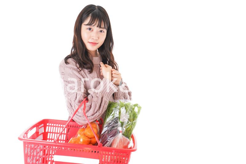 食料品の買い物をする若い女性