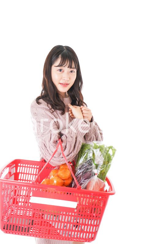 食料品の買い物をする若い女性