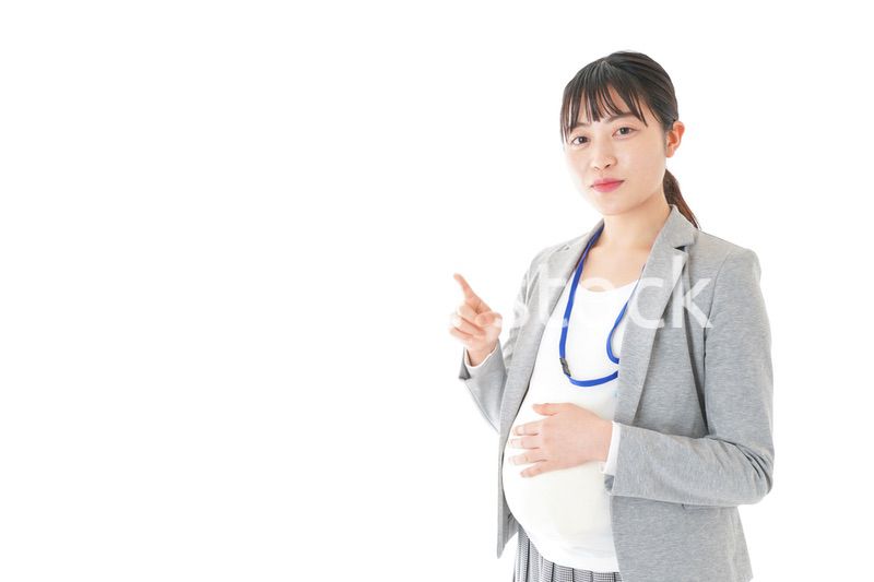 指をさす妊娠中のビジネスウーマン