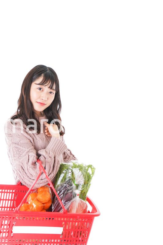 食料品の買い物をする若い女性