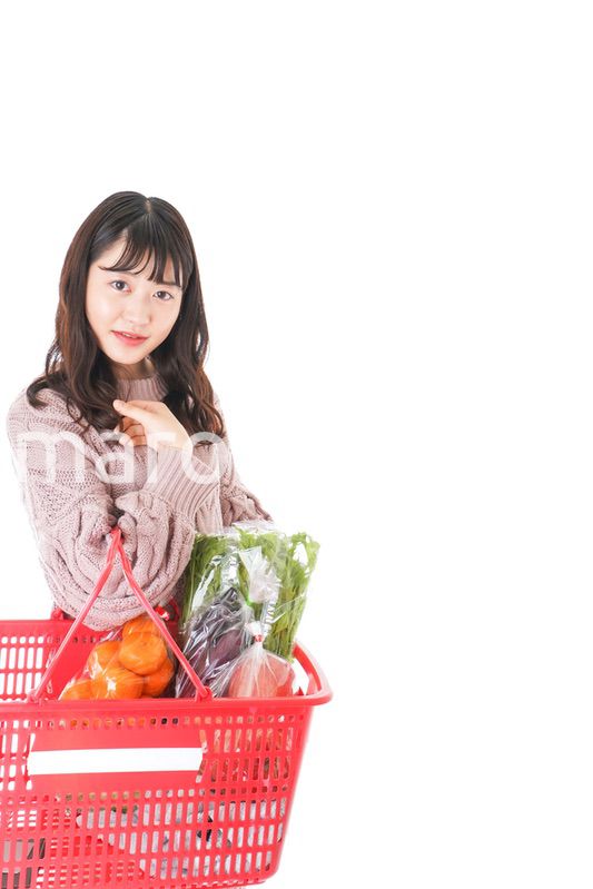 食料品の買い物をする若い女性