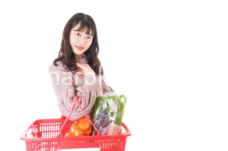 食料品の買い物をする若い女性