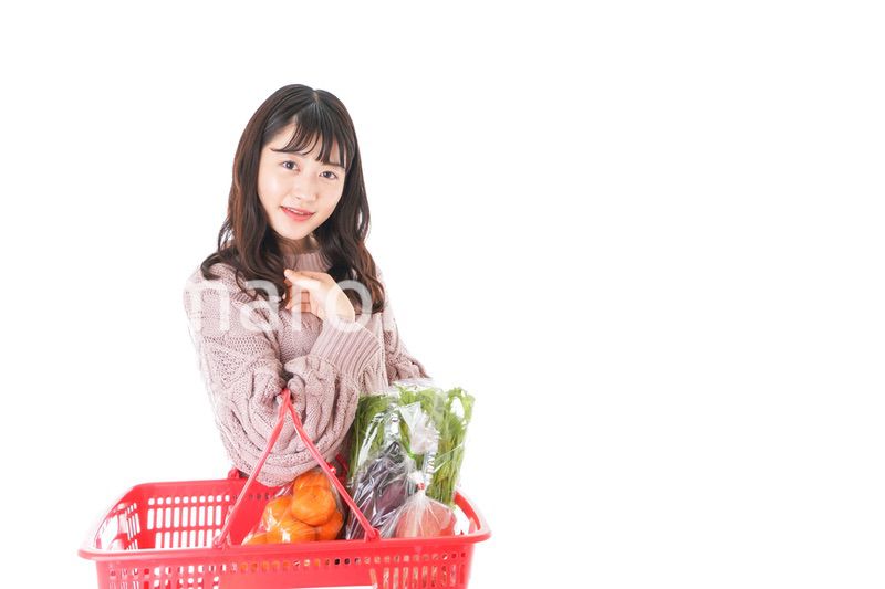 食料品の買い物をする若い女性