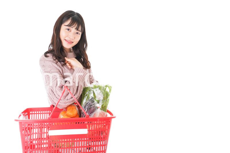 食料品の買い物をする若い女性