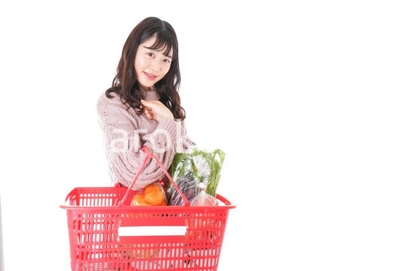 食料品の買い物をする若い女性