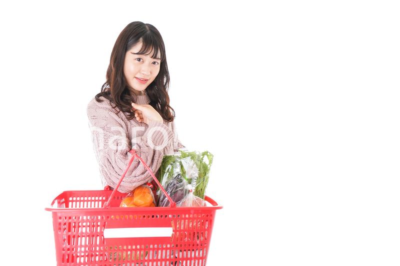 食料品の買い物をする若い女性