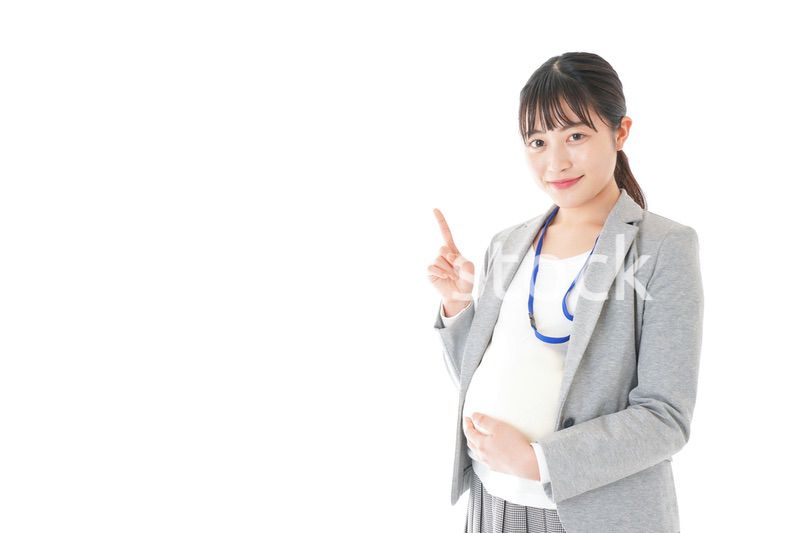 指をさす妊娠中のビジネスウーマン