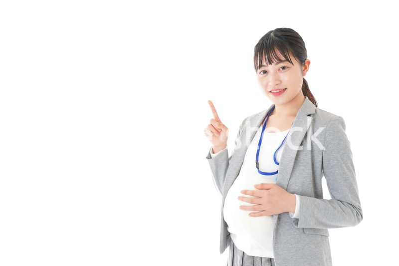 指をさす妊娠中のビジネスウーマン