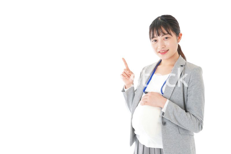 指をさす妊娠中のビジネスウーマン