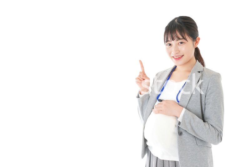 指をさす妊娠中のビジネスウーマン