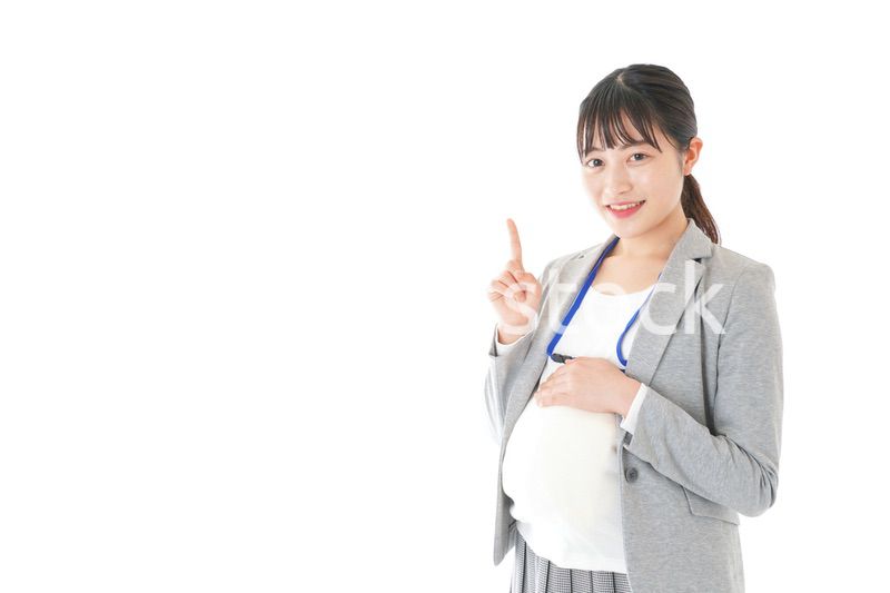指をさす妊娠中のビジネスウーマン