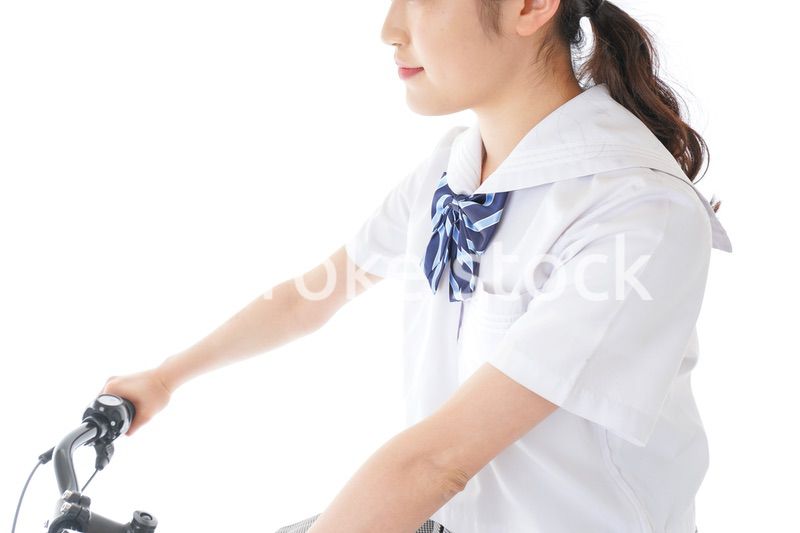 自転車通学をする制服姿の学生