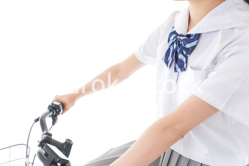 自転車通学をする制服姿の学生