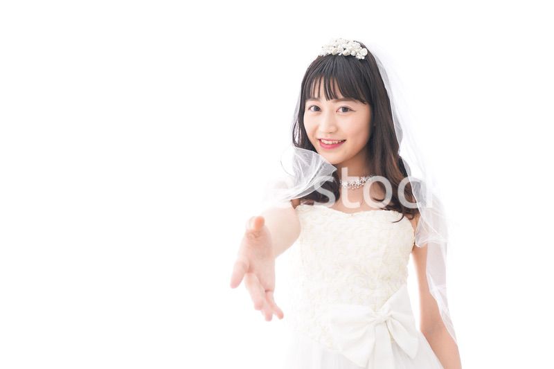 握手をするドレス姿の花嫁