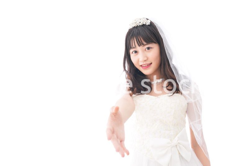 握手をするドレス姿の花嫁