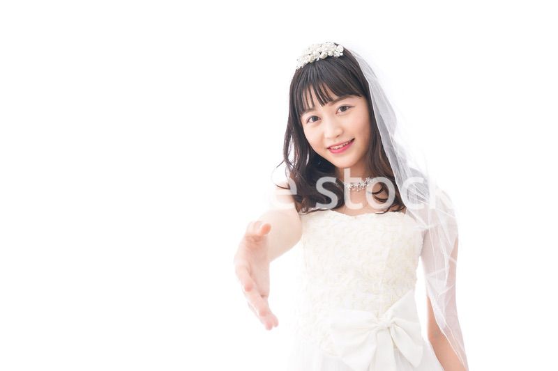 握手をするドレス姿の花嫁