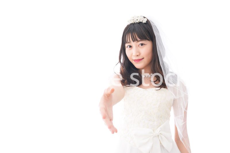 握手をするドレス姿の花嫁