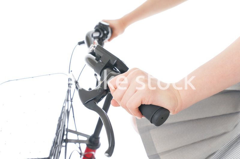 自転車通学をする制服姿の学生