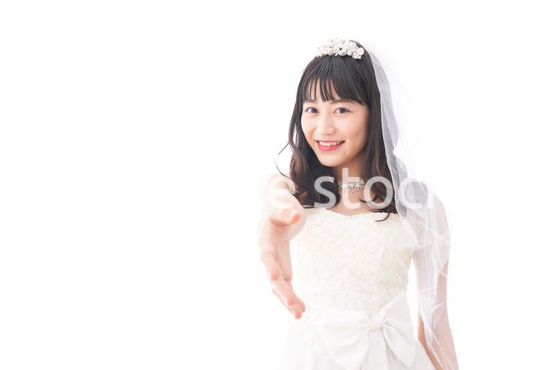 握手をするドレス姿の花嫁