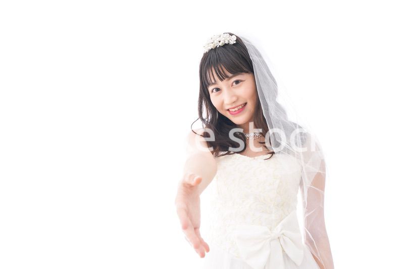握手をするドレス姿の花嫁