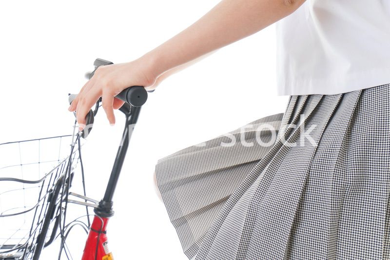 自転車通学をする制服姿の学生