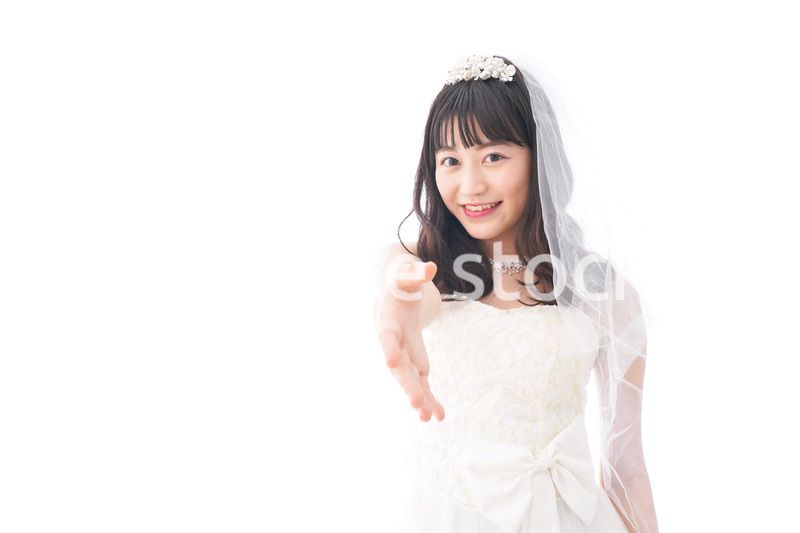 握手をするドレス姿の花嫁