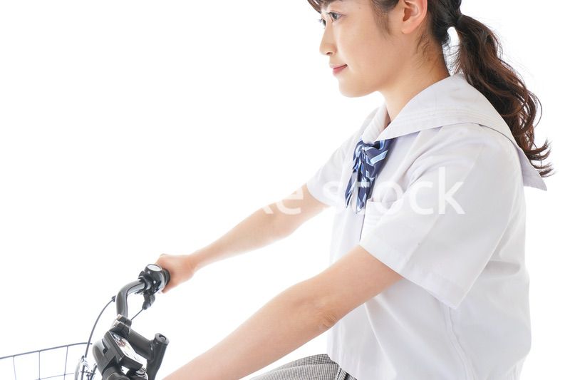 自転車通学をする制服姿の学生