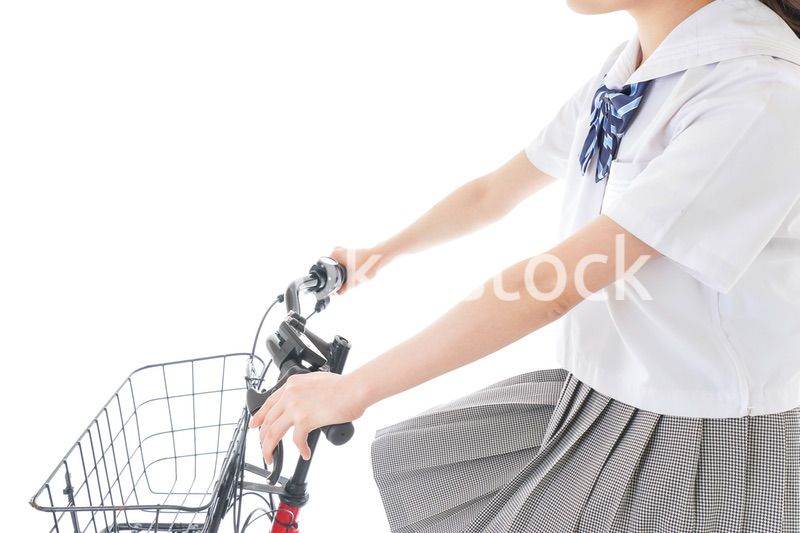 自転車通学をする制服姿の学生