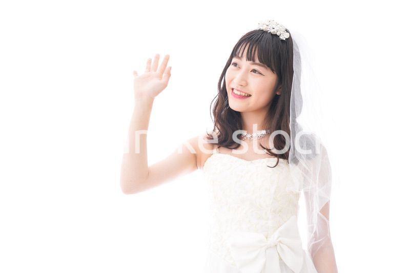 手をふるドレス姿の花嫁