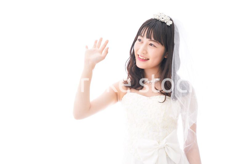 手をふるドレス姿の花嫁