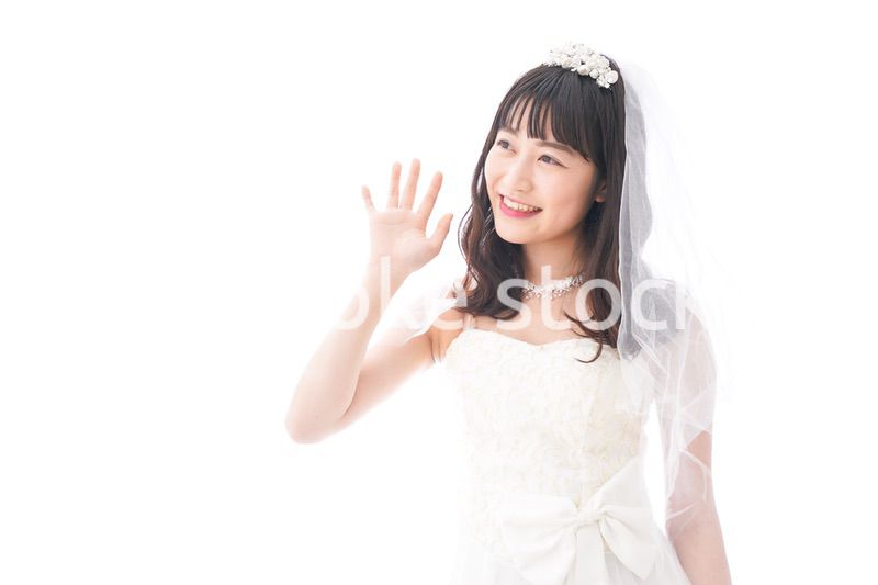 手をふるドレス姿の花嫁
