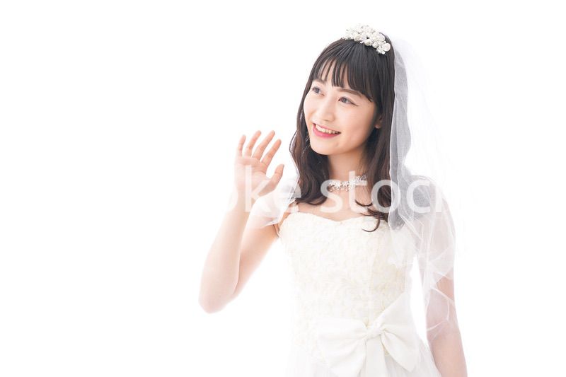 手をふるドレス姿の花嫁