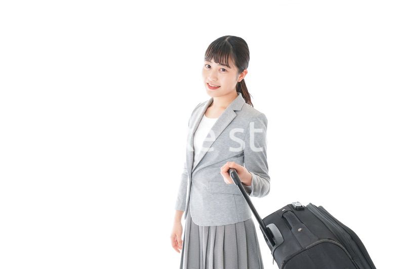 出張に行く若いビジネスウーマン